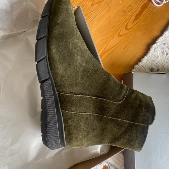 NIB La Canadienne Olive Suede Weatherproof Boots - Picture 2 of 6